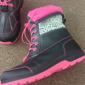 Kids size 5 black Taffy ugg Butte ll car Glow graphic leather boots